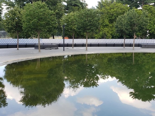 미국 워싱턴D.C.에 있는 한국전쟁 참전기념비 공원 내 참전용사 '추모의 벽' 전경. ‘추모의 벽’은 앞쪽 ‘추억의 못’을 둘러싼 형태로 조성됐다.(사진=연합뉴스)