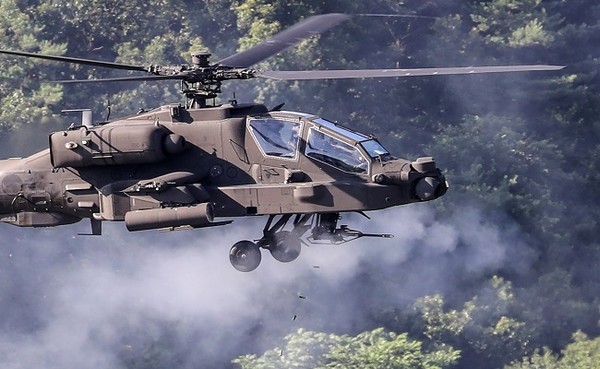 항공작전 훈련에 참가한 아파치 헬기가 30mm 기관포를 발사하는 모습. (사진=공동취재단)