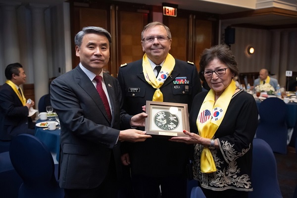 이종섭 국방부 장관이 폴 블리센바크 예비역 소령 부부와 기념촬영을 하고 있다. (사진=국방부 제공)