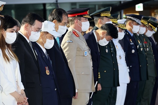 27일 서울 동대문디자인플라자에서 열린 ‘6·25전쟁 유엔군 참전의 날’ 기념식에서 참전유공자를 비롯해 정부 주요 인사, 시민, 학생, 군 장병 등 약 1000명의 참석자들이 참전용사들의 희생을 기리는 묵념을 하고 있다.(사진=연합뉴스)