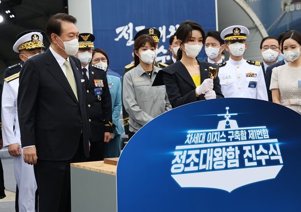 윤석열 대통령의 부인 김건희 여사가 28일 울산시 현대중공업에서 열린 차세대 이지스구축함 정조대왕함 진수식에서 진수줄을 자르고 있다.(사진=연합뉴스)