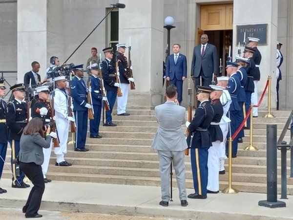 이종섭 국방부 장관(왼쪽)과 로이드 오스틴 미 국방장관이 29일(현지시간) 미 국방부 청사에서 열린 장관 회담에 앞서 미 국방부 의장대 사열을 받고 있다. (사진=워싱턴 특파원 공동 취재단 연합뉴스)