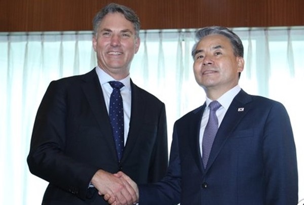 이종섭 국방부 장관(오른쪽)과 리처드 말스 호주 부총리 겸 국방장관이 지난 6월 12일 싱가포르 제19차 아시아안보회의(샹그릴라 대화) 기간 중 열린 한국-호주 국방장관 회담에 앞서 악수를 하고 있다.(자료 사진=연합뉴스)