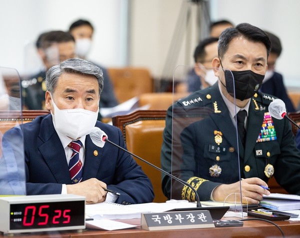 이종섭 국방부 장관(왼쪽)과 김승겸 합참의장이 1일 국회 국방위원회 전체회의에서 의원 질의에 답변하고 있다.(사진=연합뉴스)