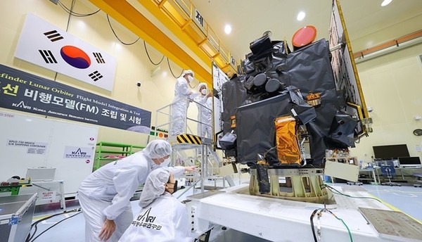 한국항공우주연구원에서 지난 6월 최종 점검 중인 한국의 첫 달 탐사선 다누리 모습.(사진=한국항공우주연구원 제공)