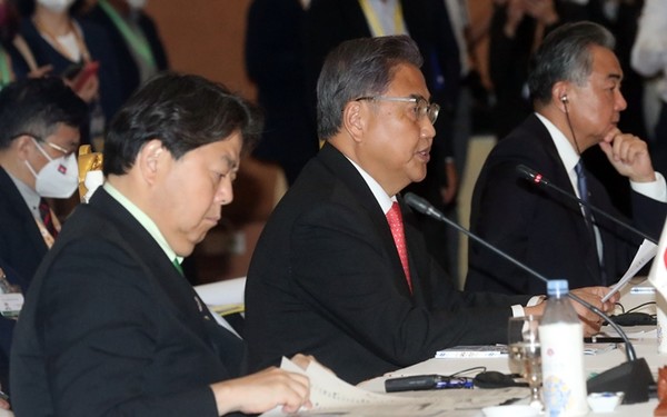 박진 외교부 장관(가운데)이 4일 캄보디아 프놈펜 소카호텔에서 열린 아세안+3(한중일) 외교장관회의에서 발언하고 있다. 박 장관과 나란히 참석한 하야시 요시마사 일본 외무상(왼쪽), 왕이 중국 외교부장(오른쪽).(사진=연합뉴스)