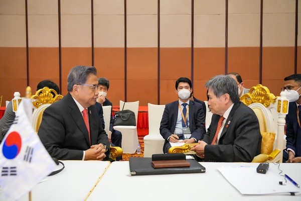 박진 외교부 장관(왼쪽)이 4일 캄보디아 프놈펜 소카호텔에서 림 족 호이 아세안 사무총장을 만나 대화하고 있다.(사진=외교부 제공)