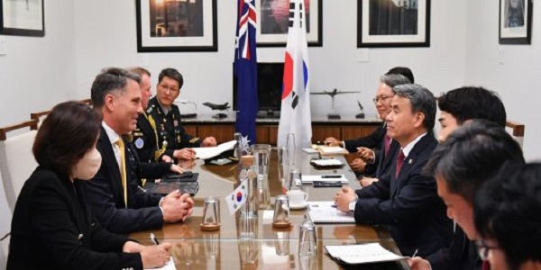 한-호주 국방장관이 양국 간 국방·방산 협력 등에 대해 논의하고 있다. (사진=국방부 제공)