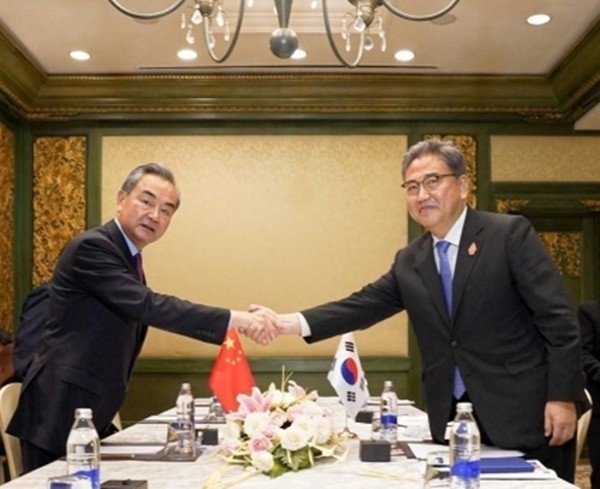 박진 외교부 장관(오른쪽)이 지난달 7일 G20 외교장관회의가 열린 인도네시아 발리에서 왕이 중국 외교담당 국무위원 겸 외교부장과 회담을 하고 있다.(자료 사진=외교부 제공)