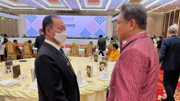 캄보디아 전통 의상을 입은 박진 외교부 장관(오른쪽)이 캄보디아 프놈펜 CICC에서 열린 아세안 외교장관회의 의장국 주재 환영 만찬장에서 북한 대표로 참석한 안광일 주아세안 대표부 대사 겸 주인도네시아 대사와 인사를 나누고 있다.(사진=외교부 제공)