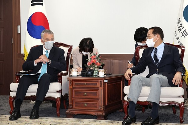 권영세 통일부 장관(오른쪽)이 5일 정부서울청사에서 필립 골드버그 주한 미국대사를 면담하고 있다.(사진=연합뉴스)