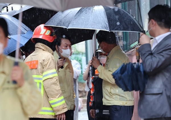 윤석열 대통령이 9일 폭우로 반지하 주택 침수 피해로 발달장애 가족 3명이 사망한 서울 관악구 신림동 사고 현장을 방문하고 있다.(사진=연합뉴스)