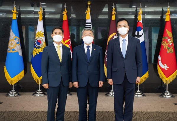 국방부는 9일 국방정책실장에 허태근 예비역 육군 준장, 국방개혁실장에 유무봉 예비역 육군 소장을 각각 임용했다. 왼쪽부터 유무봉 국방개혁실장, 이종섭 장관, 허태근 국방정책실장.(사진=국방부 제공)