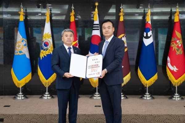 이종섭 국방부 장관(왼쪽)과 허태근 신임 국방정책실장. (사진=국방부 제공)