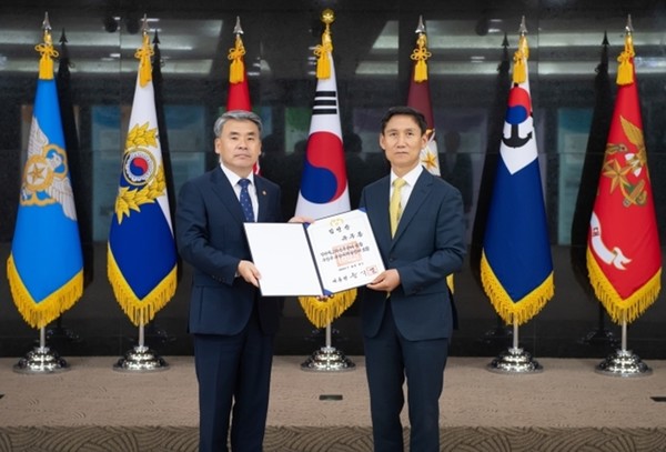 이종섭 국방부 장관(왼쪽)과 유무봉 신임 국방개혁실장.(사진=국방부 제공)