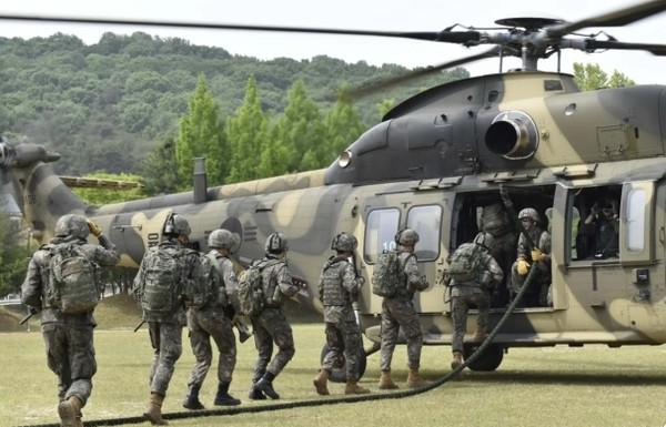 육군 32사단 장병들이 9일 충남 태안‧보령 일대에서 대상륙 작전‧지속지원 실기동훈련(FTX)에 나서기 위해 헬기에 탑승하고 있다.(사진=육군 32사단 제공)