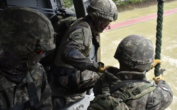 9일 충남 태안‧보령 일원에서 진행된 대상륙 작전‧지속지원 실기동훈련(FTX)에 참가한 육군 32사단 장병들이 헬기에서 하강을 준비하고 있다.(사진=육군 32사단 제공)