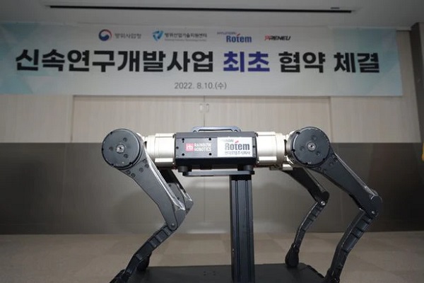 다족보행로봇 전시용 장비. (사진=현대로템 제공)