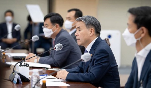 10일 오전 서울 용산구 국방부에서 개최된 '국방혁신 4.0 추진단 2차회의'에서 이종섭 국방부 장관(오른쪽 두번째)이 발언하고 있다. (사진=국방부 제공)