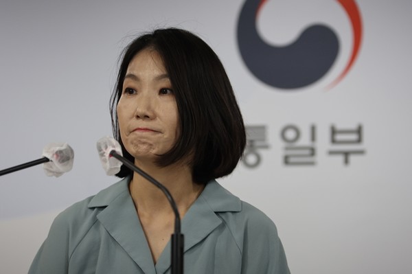 이효정 통일부 부대변인이 11일 서울 종로구 정부서울청사에서 김여정 노동당 중앙위원회 부부장의 코로나19 북한 유입과 관련 남한 탓이라며 ‘강력한 보복성 대응’ 발언과 관련 강한 유감을 표명하고 있다.(사진=연합뉴스)