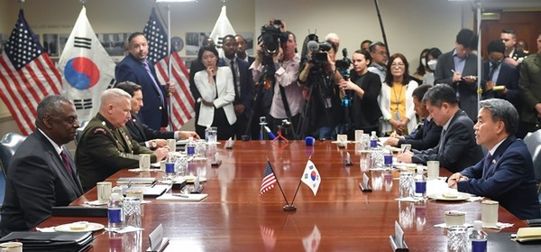 이종섭 국방부 장관(오른쪽 첫번째)과 로이드 오스틴 미국 국방부 장관(왼쪽 첫번째)이 지난달 29일(현지시간) 미국 워싱턴 D.C. 미 국방부 청사에서 양국 국방부 주요 인사들이 배석한 가운데 한미 국방장관회담을 하고 있다.(사진=국방부 제공)