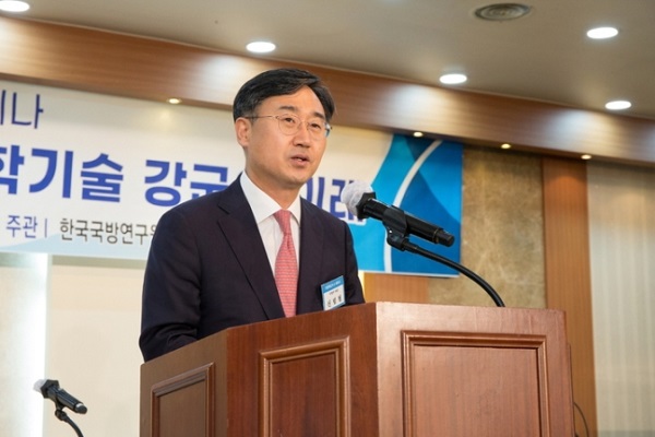 신범철 국방부 차관이 12일 한국국방연구원(KIDA)과 공동 개최한 '국방혁신 4.0 1차 세미나'에서 축사를 하고 있다. (사진=국방부 제공)