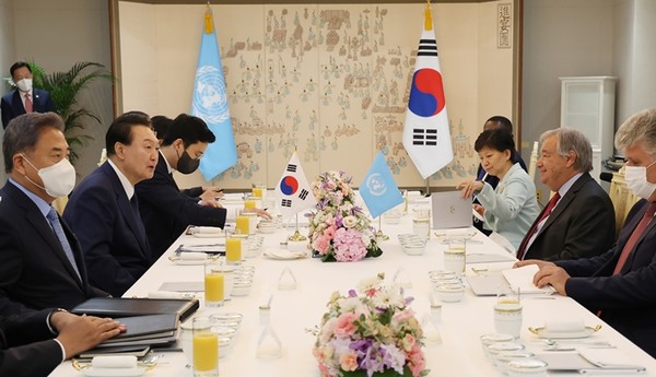 윤석열 대통령과 안토니우 구테흐스 유엔 사무총장이 12일 서울 용산 대통령실 청사에서  오찬을 하며 대화하고 있다.(사진=연합뉴스)