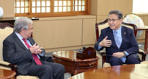 박진 외교부 장관(오른쪽)이 12일 정부서울청사 외교부 대접견실에서 안토니우 구테흐스 유엔 사무총장과 면담을 하고 있다. (사진=공동취재단)