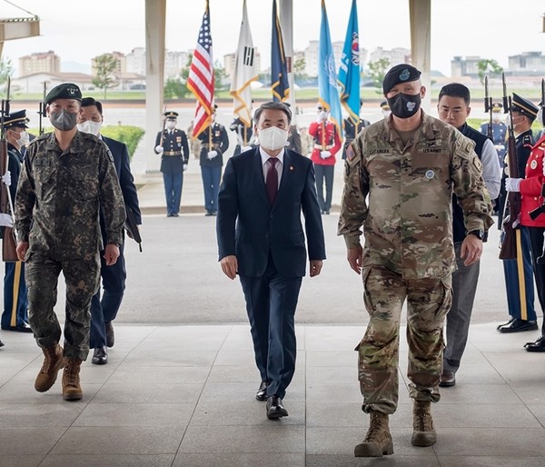 이종섭 국방부 장관(가운데)이 지난 8일 경기도 평택 소재 주한미군 기지 캠프 험프리스를 방문해 야외기동훈련(FTX)의 중요성을 강조했다. 오른쪽은 폴 러캐머라 한미연합사령관 겸 주한미군사령관, 왼쪽은 안병석 연합사 부사령관.(사진=국방부 제공)