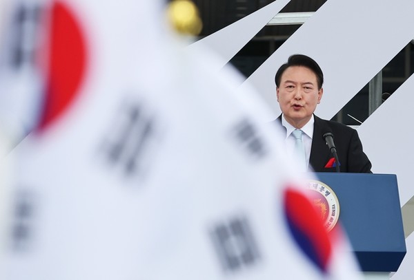 윤석열 대통령이 15일 서울 용산 대통령실 청사 잔디마당에서 열린 제77주년 광복절 경축식에서 경축사를 하고 있다.(사진=연합뉴스)