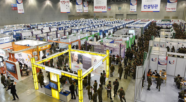 전역장병 취업박람회에 참가해 상담을 하고 있는 장병들. (국방신문 자료사진)