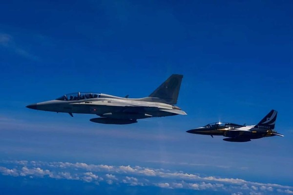 한국 공군 특수비행팀 블랙이글스와 필리핀 공군 FA-50PH가 편대비행을 하고 있다.(사진=공군 제공)