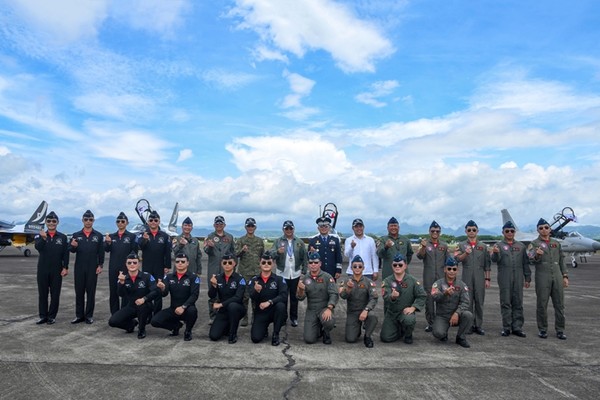 지난 15일 필리핀 바사(Basa) 공군 기지에서 열린 공군 특수비행팀 ‘ROKAF 블랙이글스 에어쇼’에서 진영승 공군 공중전투사령관(두 번째줄 왼쪽 아홉번째)과 호세 파우스티노 필리핀 국방장관(두 번째줄 왼쪽 여덟번째)이 양국 공군 조종사들과 함께 기념촬영을 하고 있다.(사진=공군 제공)