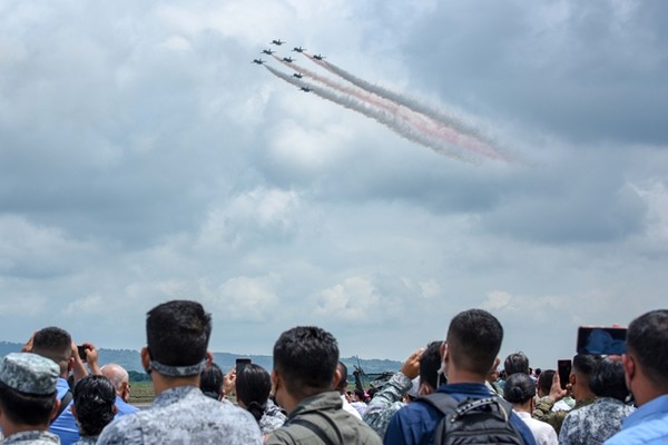지난 15일 필리핀 바사(Basa) 공군 기지에서 열린 공군 특수비행팀 ‘ROKAF 블랙이글스 에어쇼’에서 참석자들이 블랙이글스의 곡예비행을 관람하고 있다.(사진=공군 제공)