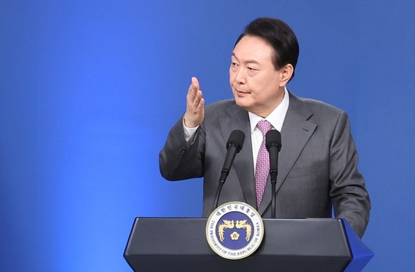 윤석열 대통령이 17일 서울 용산 대통령실 청사에서 열린 취임 100일 기자회견에서 기자들의 질문에 답변하고 있다.(사진=연합뉴스)