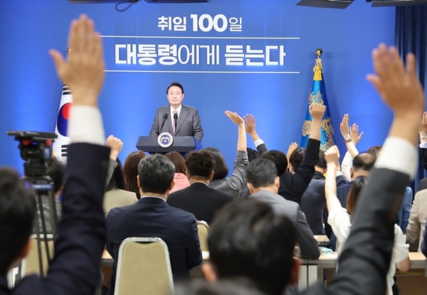 17일 서울 용산 대통령실 청사에서 열린 윤석열 대통령 취임 100일 기자회견에서 기자들이  질문하기 위해 손을 들고 있다.(사진=연합뉴스)