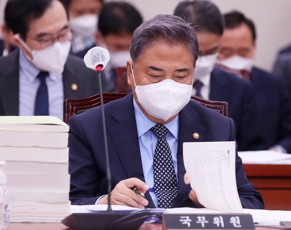 박진 외교부 장관이 18일 국회 외교통일위원회 전체회의에 출석해 답변 자료를 살펴보고 있다.(사진=국회사진기자단 연합뉴스)