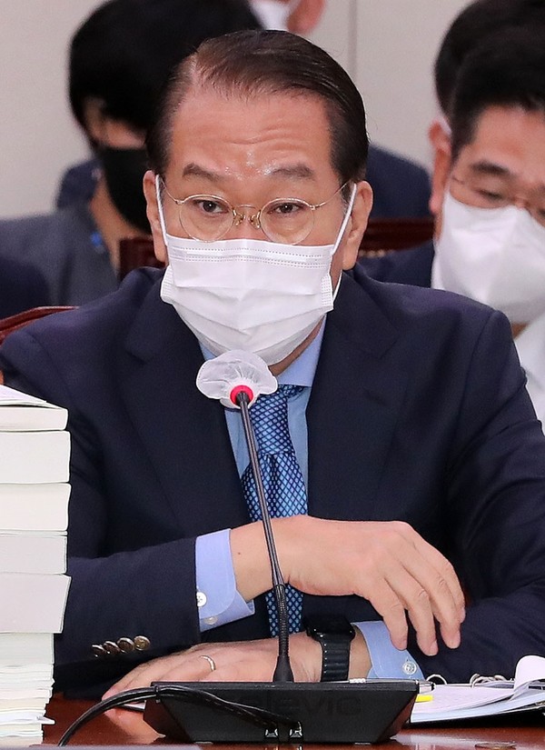 권영세 통일부 장관이 18일 국회 외교통일위원회 전체회의에 참석해 의원들의 질의에 답변하고 있다.(사진=국회사진기자단 연합뉴스)