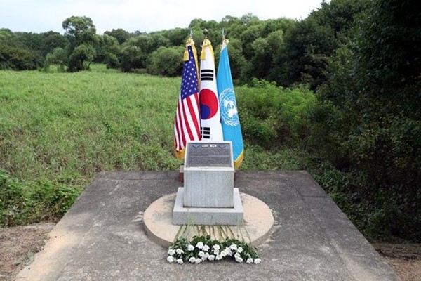 경기도 파주시 판문점 공동경비구역(JSA) ‘판문점 8.18 도끼만행사건’ 현장에 세워진 희생자 추모비. (사진=국방일보 제공 연합뉴스)