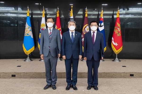 강완구 신임 국방부 기획조정실장(왼쪽 첫번째)이 임명된 후 이종섭 국방부 장관(가운데), 이갑수 국방부 군수관리관과 함께 기념촬영을 하고 있다.(사진=국방부 제공)