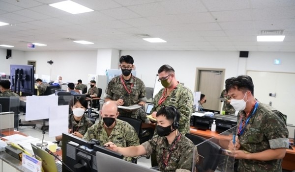 한미 UFS 연합연습에 참가하고 있는 연합전투참모단 소속 양국 해군 장병들이 훈련에 대해 토의를 하고 있다.(사진=해군 제공)