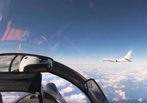 러시아 국방부는 지난 22일 러시아와 중국 군용기들이 한국방공식별구역(KADIZ·카디즈)에 진입한 연합 훈련 영상을 공개했다.(사진=연합뉴스)