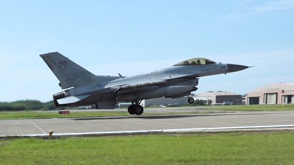 24일 충남 서산 공군 제20전투비행단에서 쌍매훈련에 참가하는 우리 공군의 KF-16전투기가 공중임무 수행을 위해 이륙하고 있다.(사진=공군 제공)