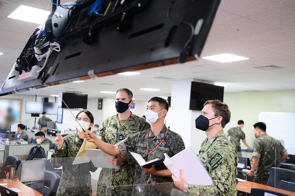 한미 연합전투참모단 소속 해군 장병들이 지난 23일 해군 부산 작전기지에서 진행된 ‘을지 자유의 방패’(UFS‧을지프리덤실드) 연합연습에 참가해 토의를 하고 있다.(사진=해군 제공)
