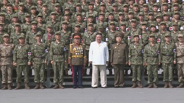 김정은 북한 국무위원장이 지난 18일 “비상방역전에서 임무를 완수하고 위훈을 세운 군의부문(의무부대) 전투원들을 만나 격려하고 축하연설과 기념촬영을 했다”고 조선중앙TV가 보도했다.(자료 사진=조선중앙TV 화면 갈무리 연합뉴스)