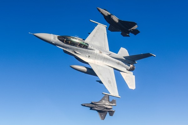 한국 공군 KF-16 전투기(가운데)가 호주 공군 F-35A 스텔스 전투기 2대와 함께 24일(현지시간) 호주 상공에서 편대비행을 하고 있다. (사진=공군 제공)