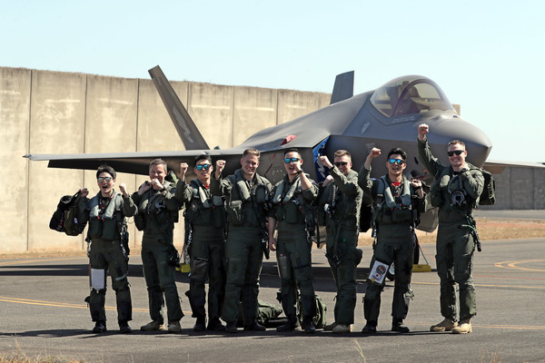 24일(현지시간) 호주 다윈기지에서 연합 편대비행 및 공중급유훈련을 함께한 양국 공군 조종사들이 호주 F-35A 앞에서 기념촬영을 하고 있다.(사진=공군 제공)