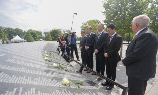 박민식 국가보훈처장(오른쪽에서 두 번째)이 지난 7월 27일 미국 워싱턴D.C. 내셔널 몰 내 한국전참전용사기념공원에 조성된 ‘추모의 벽’ 준공식에서 헌화한 뒤 묵념을 하고 있다.(자료 사진=국가보훈처 제공)