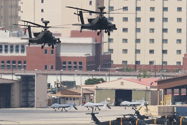 주한미군사령부가 있는 경기도 평택 캠프 험프리스에서 지난 22일부터 진행 중인 ‘을지 자유의 방패’(UFS‧을지 프리덤 쉴드) 한미 연합연습 일환으로 헬기가 이륙하는 가운데 지상에 무인 정찰기가 도열해 있다.(자료 사진=연합뉴스)