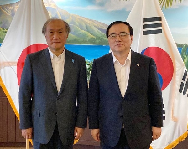 김성한 국가안보실장(오른쪽)과 아키바 다케오 일본 국가안전보장국장이 1일(현지시간) 미국 하와이 호놀룰루 미 인도·태평양사령부에서 만나 기념 촬영을 하고 있다.(사진=대통령실 제공)